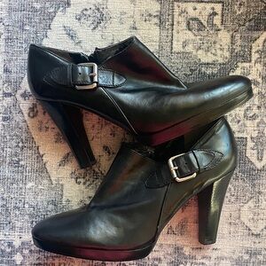 Lauren Ralph Lauren Black Leather Ankle Boots w/ silver buckle detail. Size 8.5